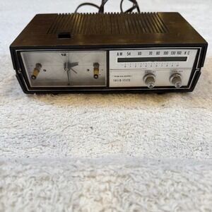 Vintage Realistic Solid State AM Clock Radio 12-1476 Telechron Movement